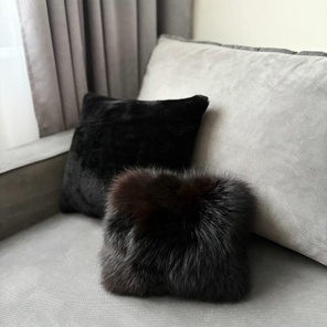 Меховая подушка Black